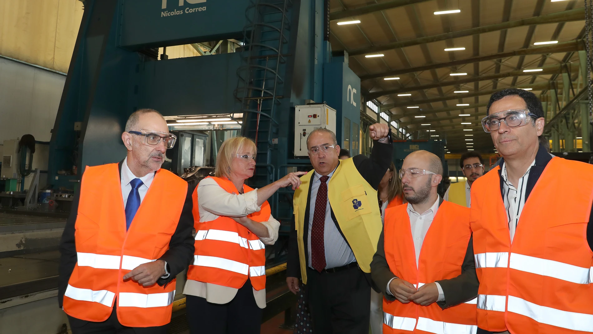 La consejera de Industria, Comercio y Empleo, Leticia García, visita las instalaciones del Grupo INMAPA. acompañada por el CEO del grupo, Miguel Ángel Sagredo(C); por el alcalde de Villamuriel, Roberto Martín (2D); y el dliputado provincial, Juan Antonio Obispo (D)