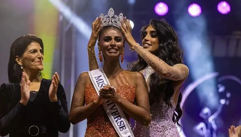 Michelle Jiménez siendo coronada Miss Universo España por su predecesora, Athenea Pérez