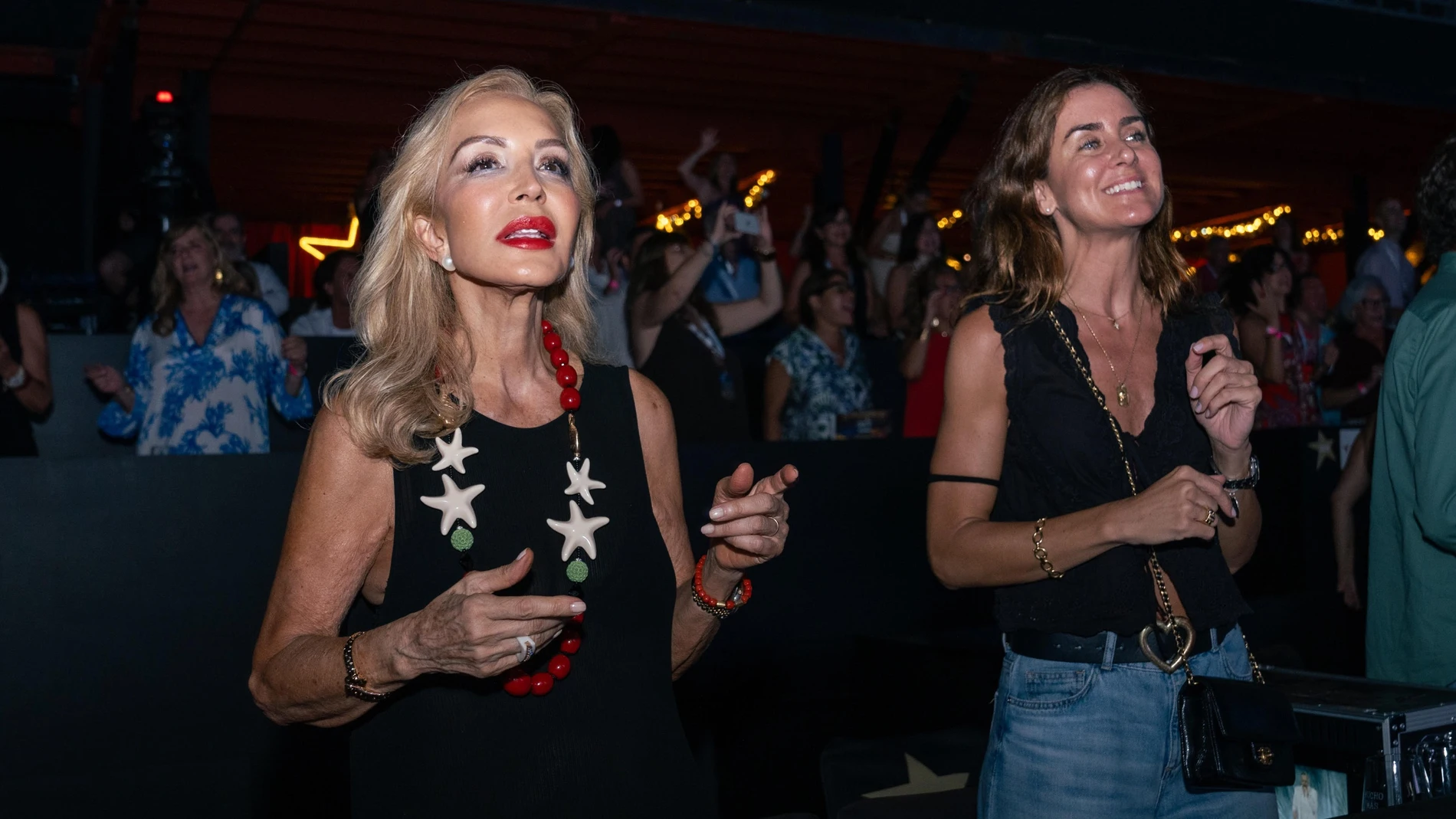Carmen Lomana y su look en el concierto de Miguel Bosé.