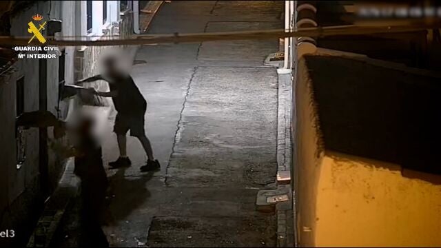 Sucesos.- Dos detenidos por arrojar lejía y botellas a personas en situación de vulnerabilidad en Torres de la Alameda