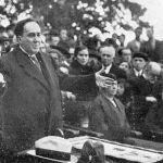 Homenaje a Antonio Machado en el exterior de la ermita de San Saturio el 2 de mayo de 1932