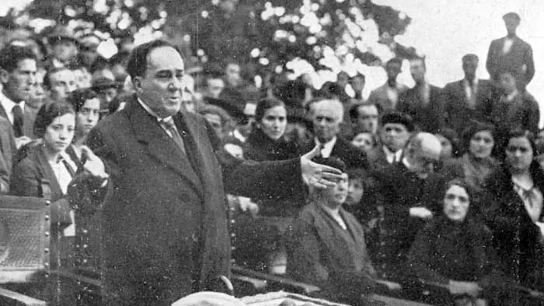 Homenaje a Antonio Machado en el exterior de la ermita de San Saturio el 2 de mayo de 1932