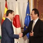 El presidente de la Junta, Juanma Moreno, durante una reunión en San Telmo con el embajador de Japón en España, Takahiro Nakamae