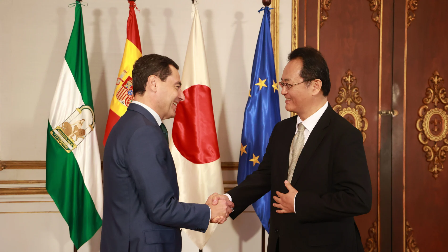 El presidente de la Junta, Juanma Moreno, durante una reunión en San Telmo con el embajador de Japón en España, Takahiro Nakamae