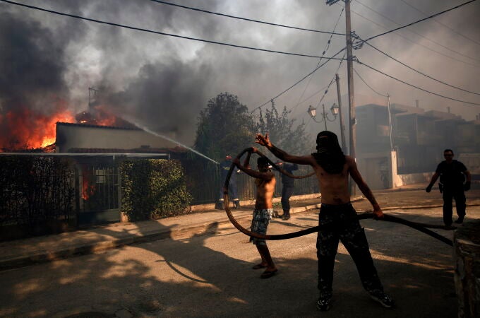 Ordenan evacuación de más de 5.000 personas de las afueras de Atenas por un gran incendio