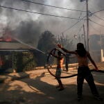 Ordenan evacuación de más de 5.000 personas de las afueras de Atenas por un gran incendio