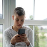 Un nuevo estudio advierte que no se deben dar teléfonos móviles a niños menores de esta edad 
