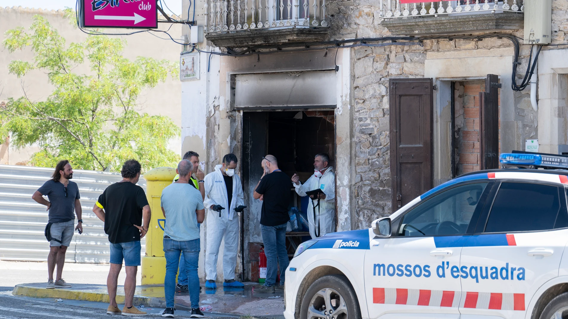 FOTODELDIA BELLPUIG (LLEIDA), 26/07/2025.- Dos mujeres han fallecido en el incendio declarado este sábado en un club nocturno de Bellpuig (Lleida), según han confirmado a EFE los Mossos d'Esquadra. Los Mossos han abierto una investigación en la que no descartan ninguna hipótesis de este suceso en el que, además, otras seis personas han resultado heridas. EFE/ Alex Lopez