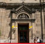 Portada de la iglesia afectada por los incendios