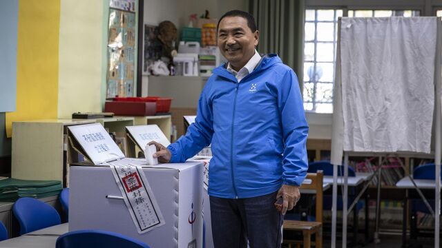 Taiwán.- Miles de taiwaneses acuden a las urnas para votar la destitución de más de 20 legisladores cercanos a China