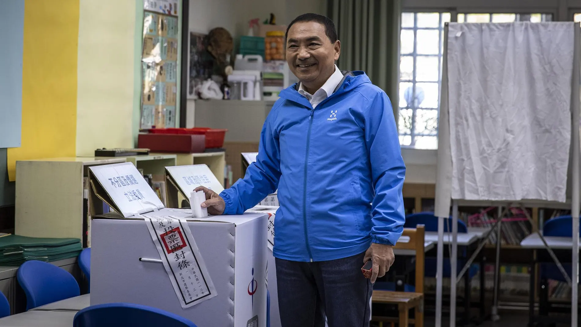Taiwán.- Miles de taiwaneses acuden a las urnas para votar la destitución de más de 20 legisladores cercanos a China