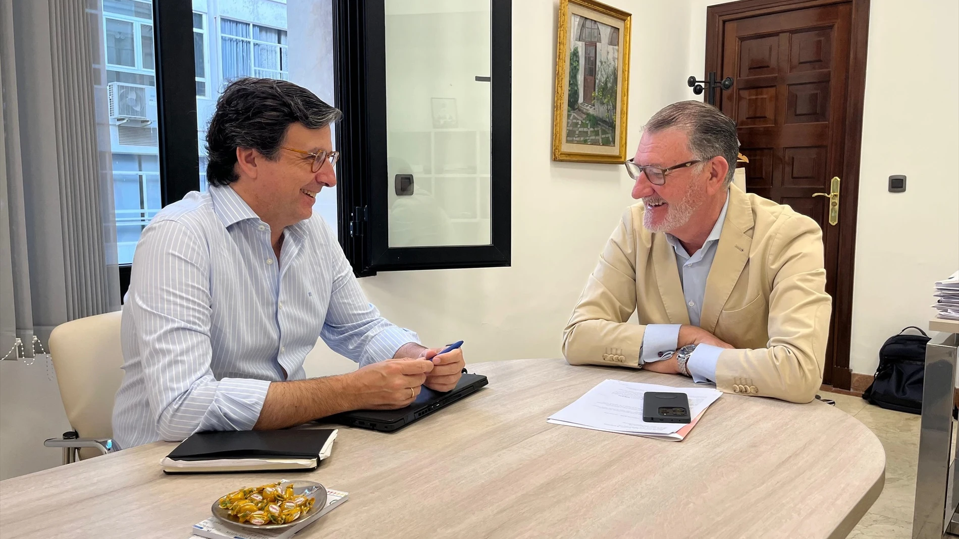 El vicepresidente de la Diputación, José Manuel Zamora, reunido con el coordinador del Área de Desarrollo Rural de la Fundación Botín, Bruno Sánchez-Briñas.