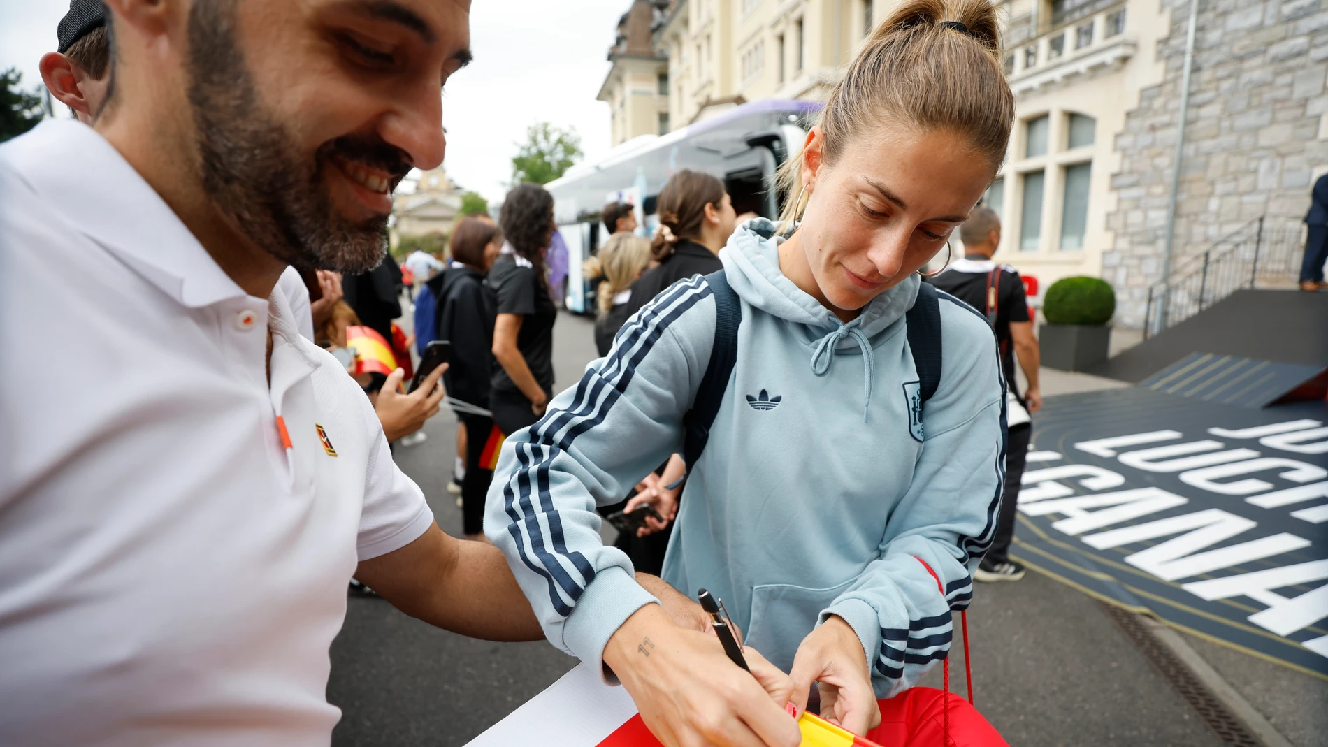 LAUSANA (SUIZA), 26/07/2025.- La centrocampista de la selección española Alexia Putellas firma autógrafos a su salida del hotel en Lausana antes de dirigirse a Basilea para disputar la final de la Eurocopa ante Inglaterra el próximo domingo. EFE/ Ana Escobar