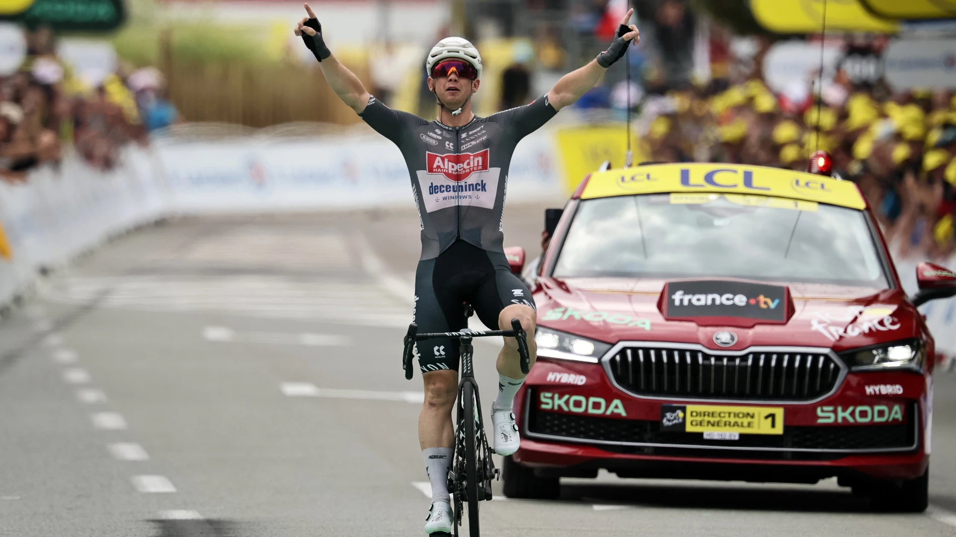 (France), 26/07/2025.- Australian rider Kaden Groves of Alpecin - Deceuninck team celebrates his victory during the 20th stage of the Tour de France cycling race over 184.2km from Nantua to Pontarlier, France, 26 July 2025. (Ciclismo, Francia) EFE/EPA/Christophe Petit Tesson