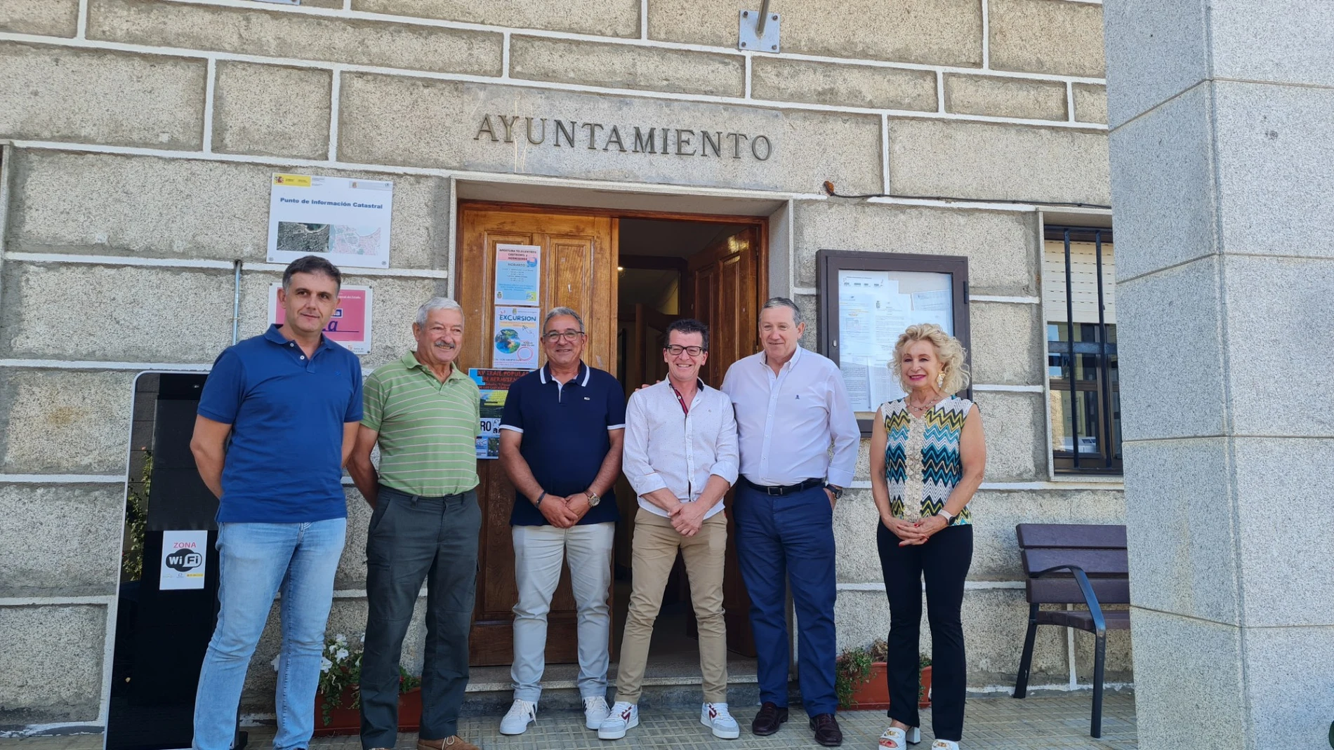 El presidente de la Diputación de Zamora, Javier Faúndez Domínguez, acompañado por el vicepresidente segundo y diputado por la comarca de Sanabria‑La Carballeda, Ramiro Silva Monterrubio, y técnicos del Área de Obras de la Institución Provincial, ha visitado Hermisende, donde ha mantenido una reunión de trabajo con la corporación municipal encabezada por el alcalde, Jesús González Nieto