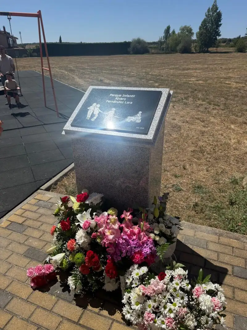 Calzadilla de Tera rinde homenaje al pequeño Álvaro Fernández Lara con la inauguración de un parque infantil que llevará su nombre