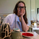  Marta Páramo, artista, diseñadora gráfica y ceramista, en su taller en Villamayor (Salamanca)