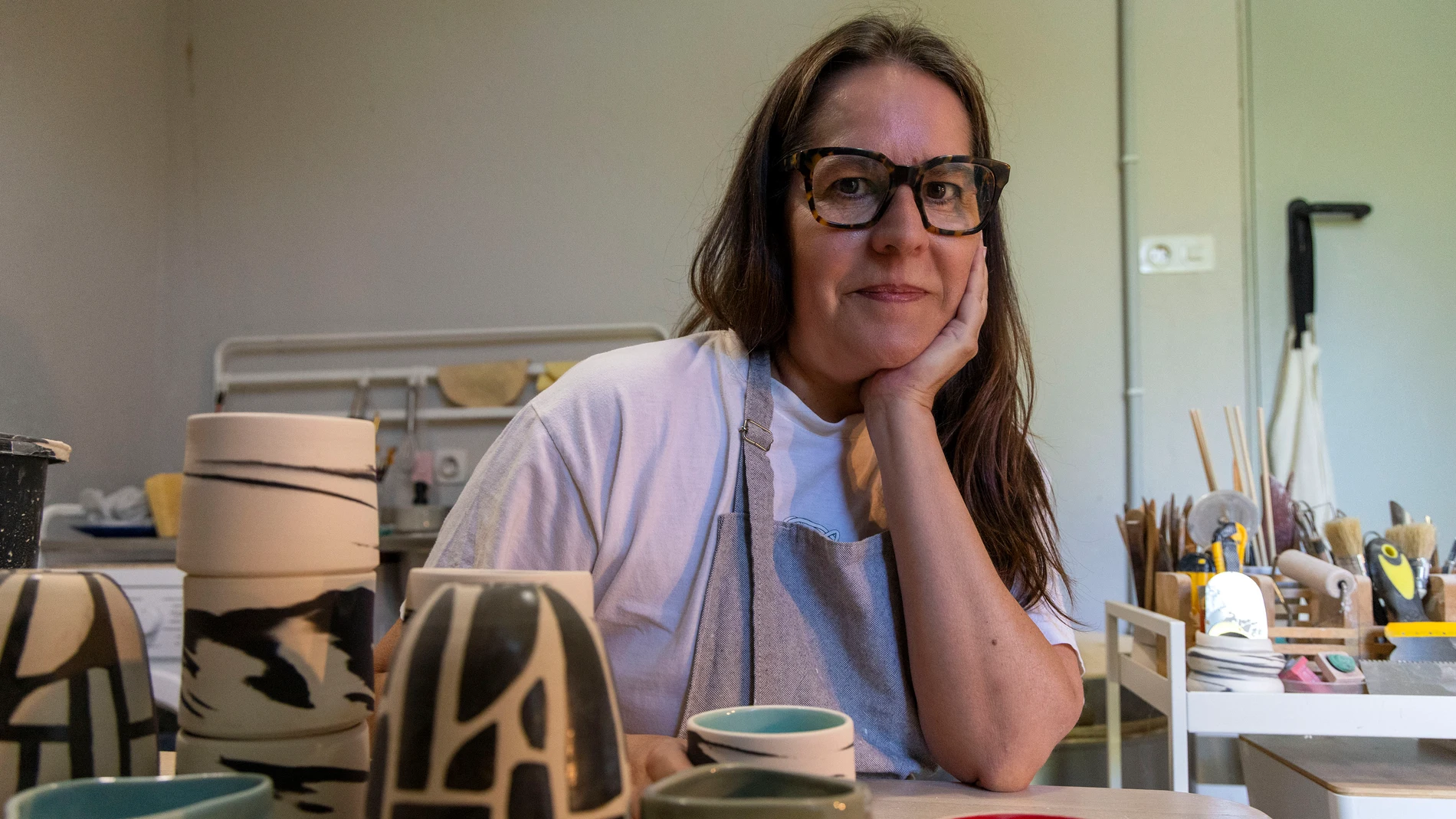 Marta Páramo, artista, diseñadora gráfica y ceramista, en su taller en Villamayor (Salamanca)