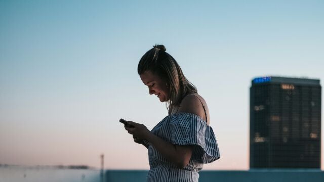 Qué significa que alguien deje tus mensajes en visto, según la psicología