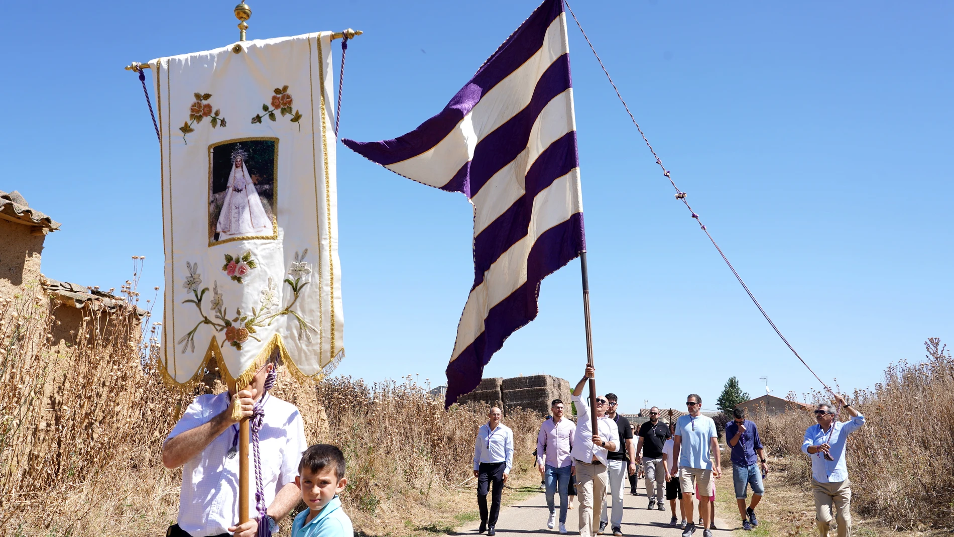 Celebración de la procesión en honor a Santa Ana en Pozuelo de la Orden, que transcurre entre la iglesia parroquial y la ermita, con el pendón de la localidad