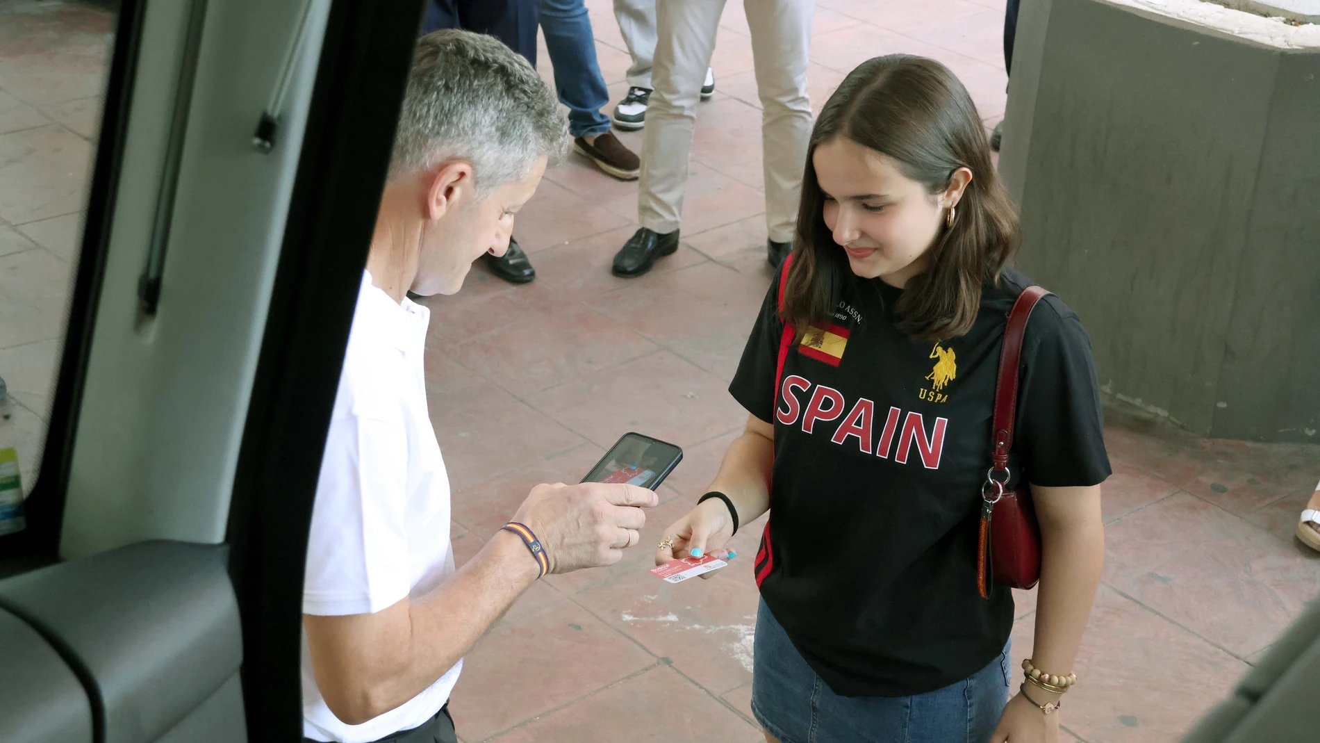 Una joven utiliza su tarjeta Buscyl
