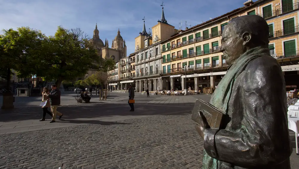 Escultura de Antonio Machado en la Plaza Mayor de Segovia