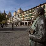 Escultura de Antonio Machado en la Plaza Mayor de Segovia