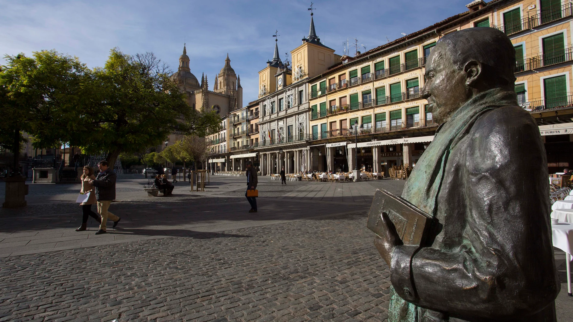 Escultura de Antonio Machado en la Plaza Mayor de Segovia