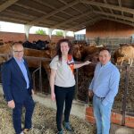 El director general de Desarrollo Rural de la Consejería, Jorge Izquierdo, visita una explotación ganadera de Zamora