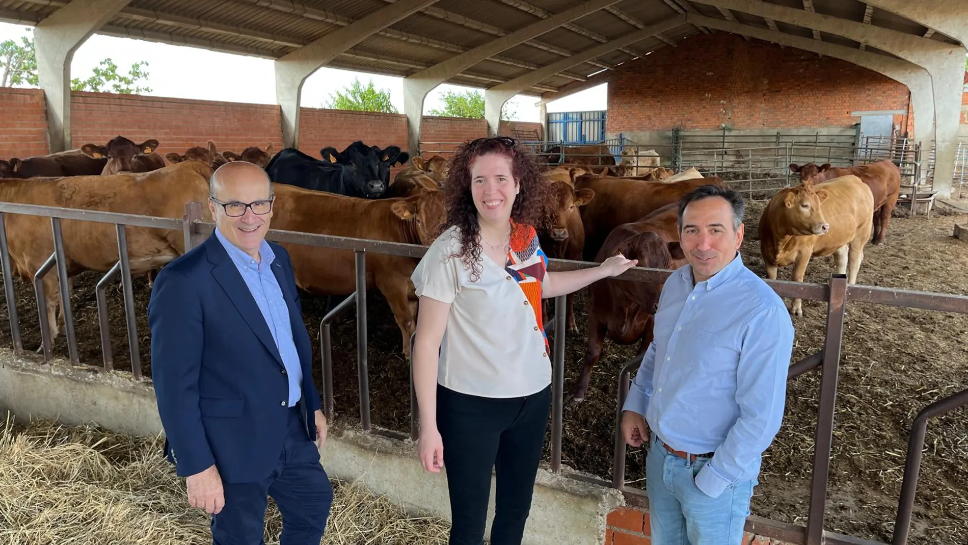 El director general de Desarrollo Rural de la Consejería, Jorge Izquierdo, visita una explotación ganadera de Zamora