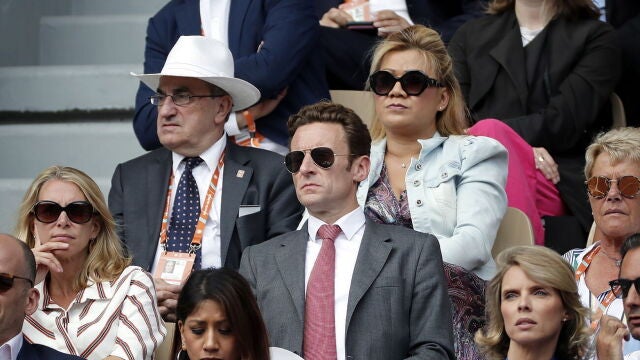 Laurent Macron (C), hermano del presidente francés, Emmanuel Macron, en en la final de Roland Garros