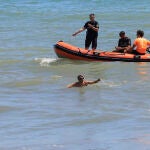 La playa norte de Port Saplaya de Alboraya sigue cerrada a la espera de nuevos análisis