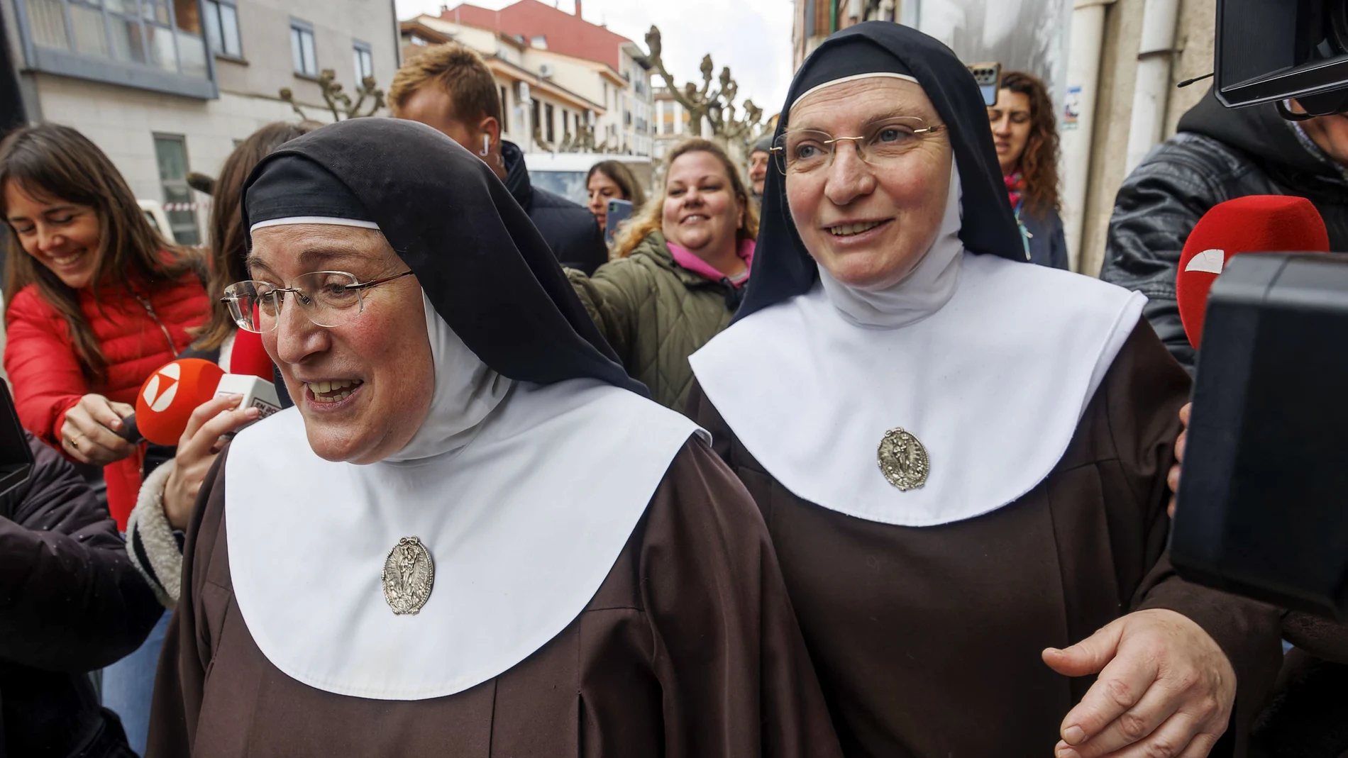 La exabadesa del Monasterio de Belorado, Laura García de Viedma (i) y sor Berit, tras declarar como investigada en un delito de apropiación indebida vinculado a una operación de venta de oro, propiedad de la comunidad religiosa, en el Juzgado de Briviesca (Burgos).