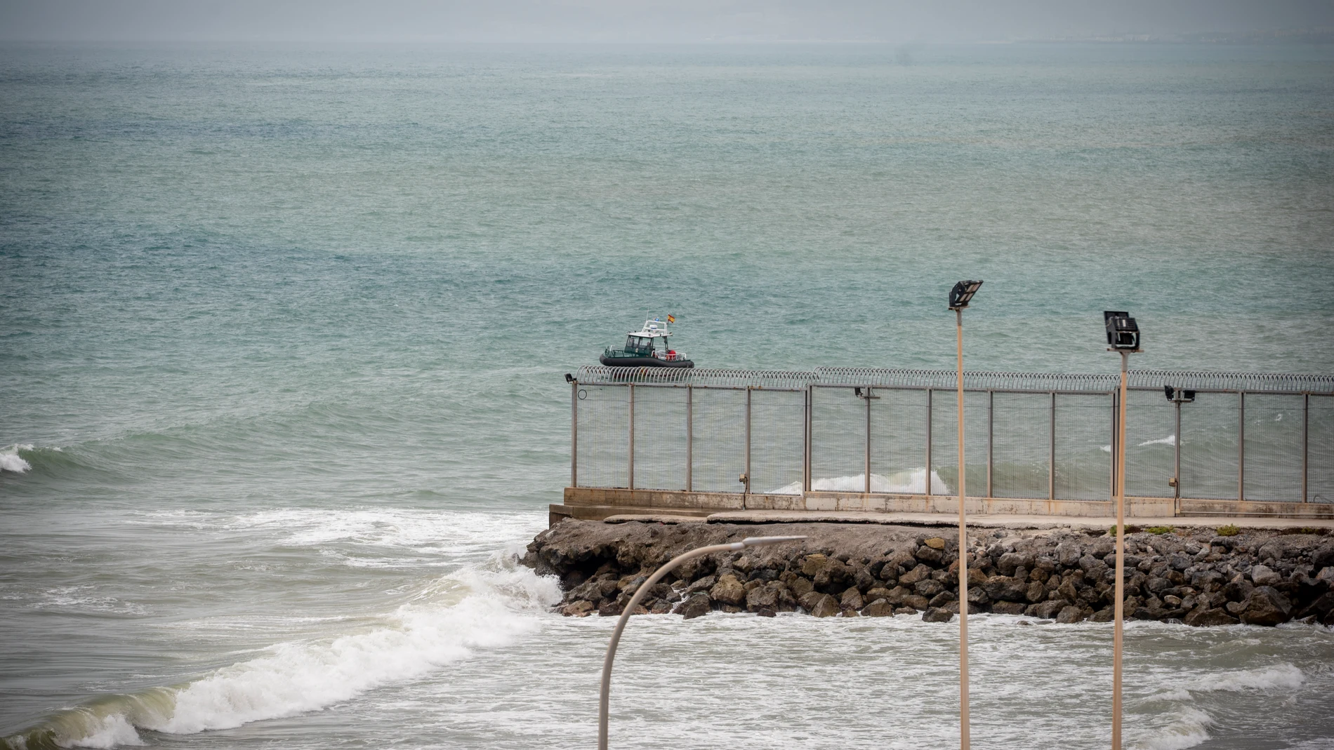 Dos embarcaciones de la guardia civil interceptan a varios migrantes, a 26 de julio de 2025, en Ceuta (España). El Gobierno de Ceuta ha lanzado un nuevo mensaje de “auxilio” al Ejecutivo central después de que 54 menores migrantes accedieran a la ciudad desde Marruecos entre la tarde y la noche de este viernes. La Consejería de Presidencia y Gobernación de la Ciudad Autónoma ha ordenado el despliegue de efectivos de la Policía Local para dar con el paradero de la totalidad de los jóvenes que ...