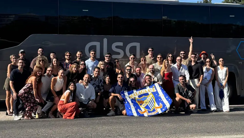 IlloJuan llega a la Velada del Año V con 40 amigos