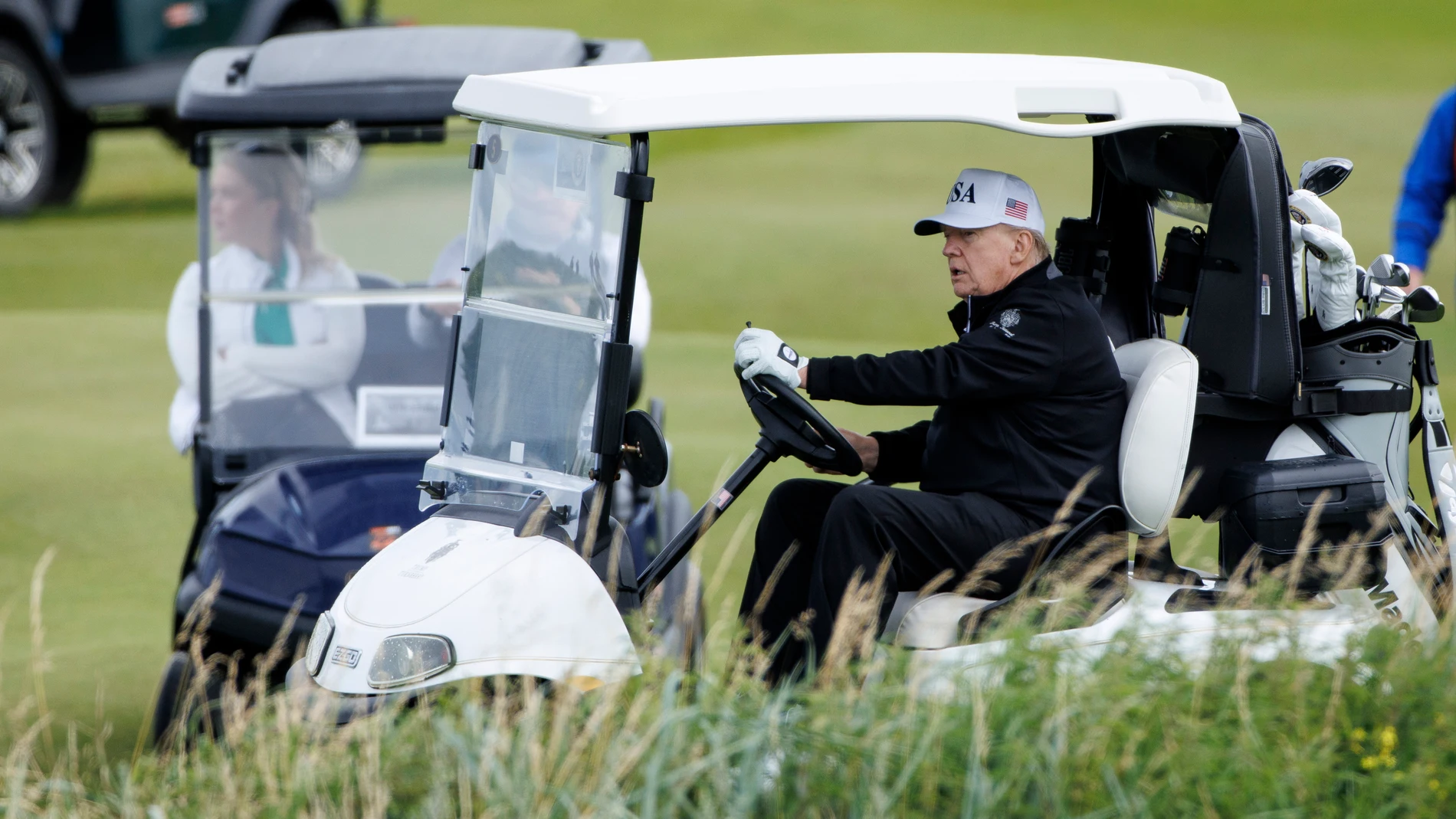 TURNBERRY (United Kingdom), 26/07/2025.- US President Donald J. Trump drives a golf buggy as he plays at Trump Turnberry golf course during a private visit in Turnberry, Scotland, Britain, 26 July 2025. US President Trump is visiting Scotland where he will visit his golf courses and meet with UK Prime Minister Keir Starmer. (Reino Unido) EFE/EPA/TOLGA AKMEN