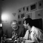Ernest Hemingway tomando copas con Antonio Ordóñez en la época de "El verano peligroso"