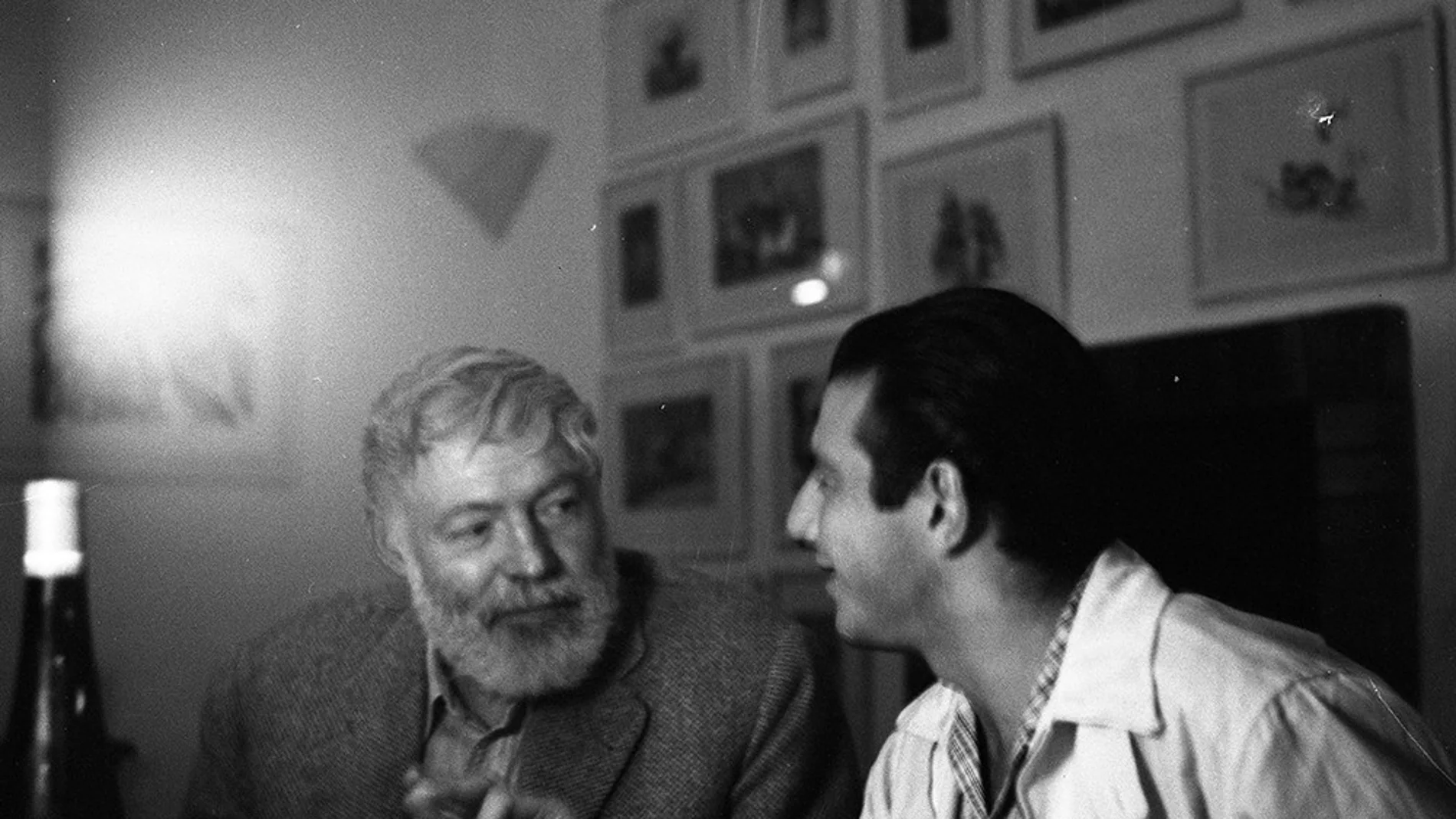 Ernest Hemingway tomando copas con Antonio Ordóñez en la época de "El verano peligroso"