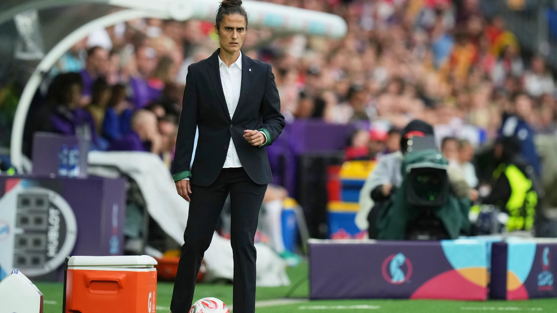 Spain head coach Montserrat Tome stands by the touchline during the Women's Euro 2025 final soccer match between England and Spain at St. Jakob-Park in Basel, Switzerland, Sunday, July 27, 2025. (AP Photo/Alessandra Tarantino)