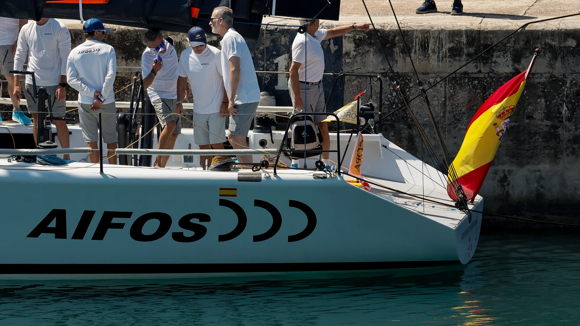 El Rey se embarcó en el "Aifos"