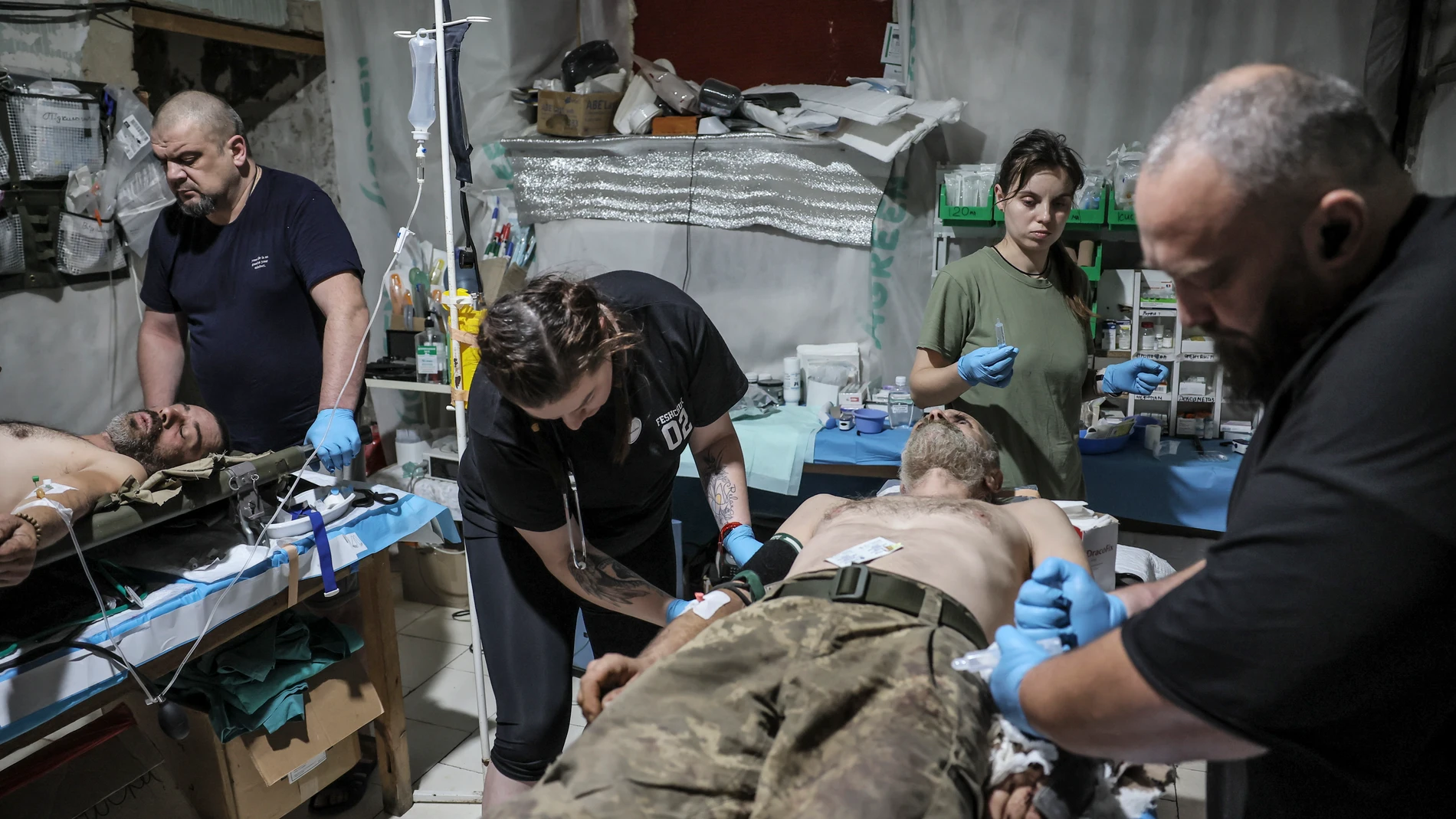 CHASIV YAR (Ukraine), 27/07/2025.- A handout picture made available by the 24th Mechanized Brigade of Ukrainian Armed Forces' press service on 27 July 2025 shows injured Ukrainian servicemen receiving first aid at a medical stabilization point on the outskirts of Chasiv Yar, in Donetsk region, Ukraine, 25 July 2025, amid the ongoing Russian invasion. (Rusia, Ucrania) EFE/EPA/24TH MECHANIZED BRIGADE PRESS SERVICE HANDOUT HANDOUT EDITORIAL USE ONLY/NO SALES