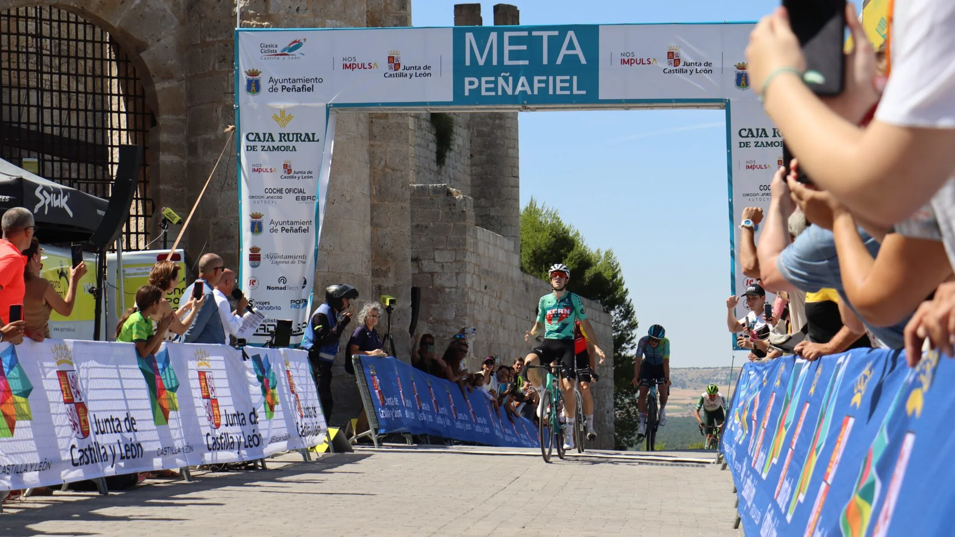 Haimar Etxeberría (Kern Pharma) conquista el Castillo de Peñafiel y la Clásica Castilla y León