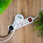 Así ahorran energía muchos hogares sin domótica: enchufe con 8 programas, bloqueo infantil y precio mínimo