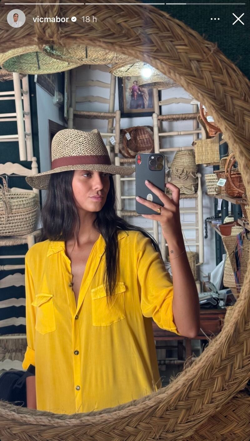 Victoria Federica con camisa amarilla y sombrero.