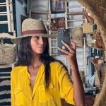 Victoria Federica con camisa amarilla y sombrero.