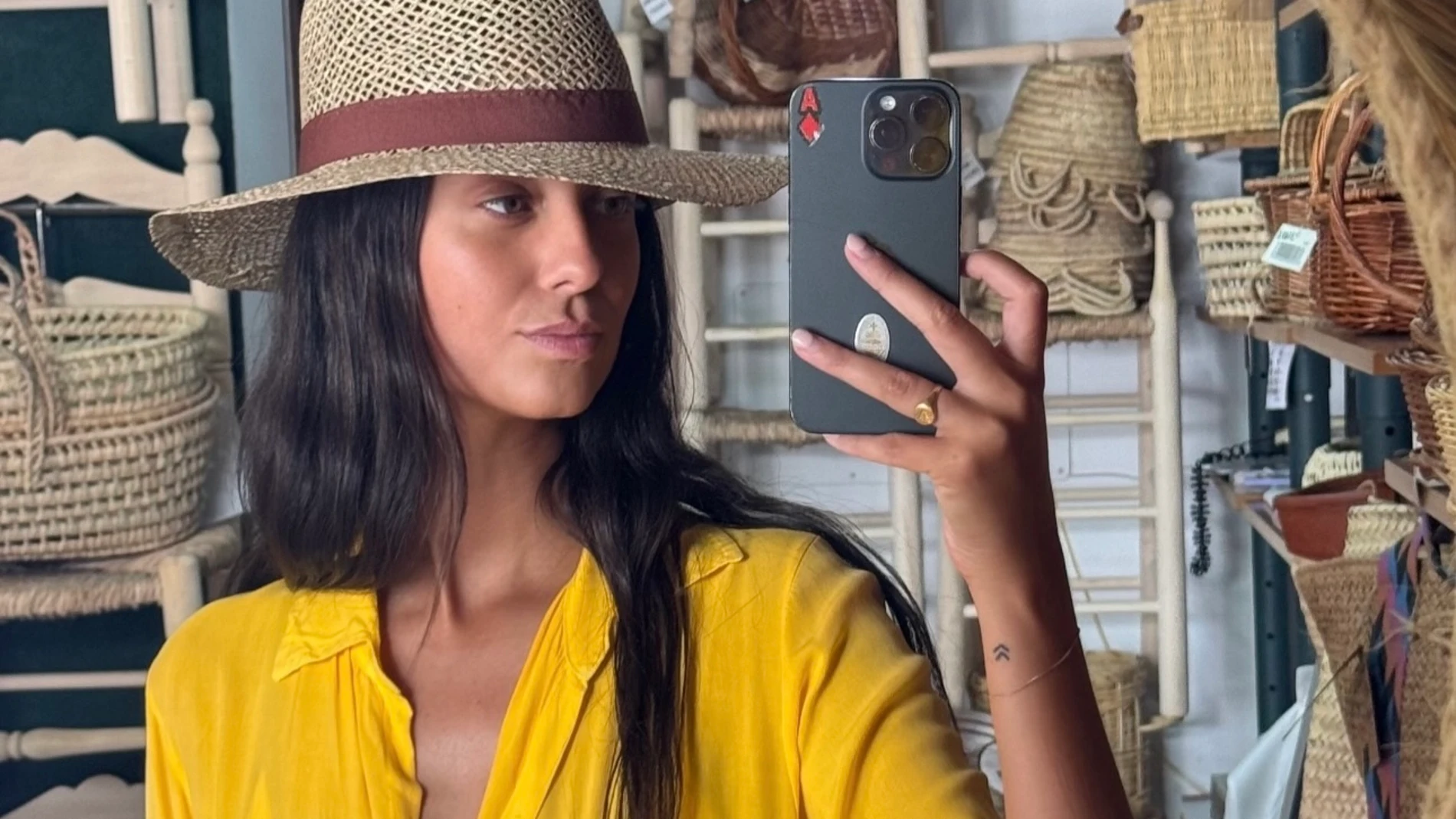 Victoria Federica con camisa amarilla y sombrero.