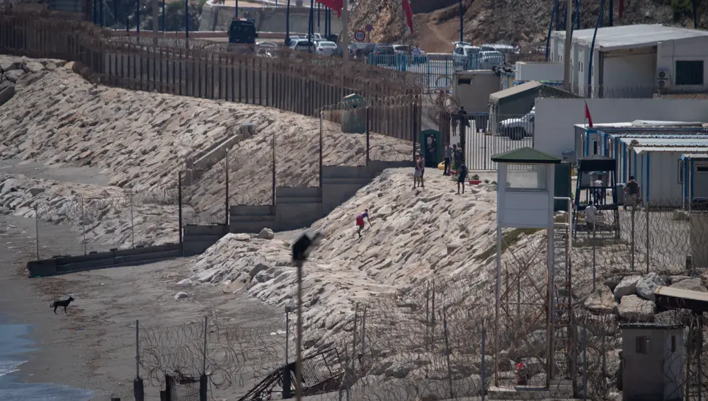 Marruecos despliega un operativo en la frontera con Ceuta para frenar la salida de migrantes