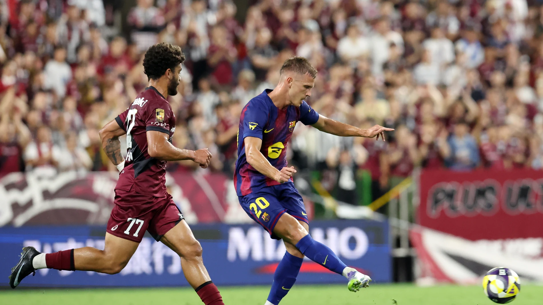 KOBE (JAPÓN), 27/07/2025.- El centrocampista brasileño del Vissel Kobe Gustavo Klismahn pelea un balón ante el delantero del Barcelona Dani Olmo (d) este domingo, durante el partido amistoso que disputan el Vissel Kobe y el FC Barcelona, en el Noevir Stadium Kobe (Japón). EFE/ Buddhika Weerasinghe