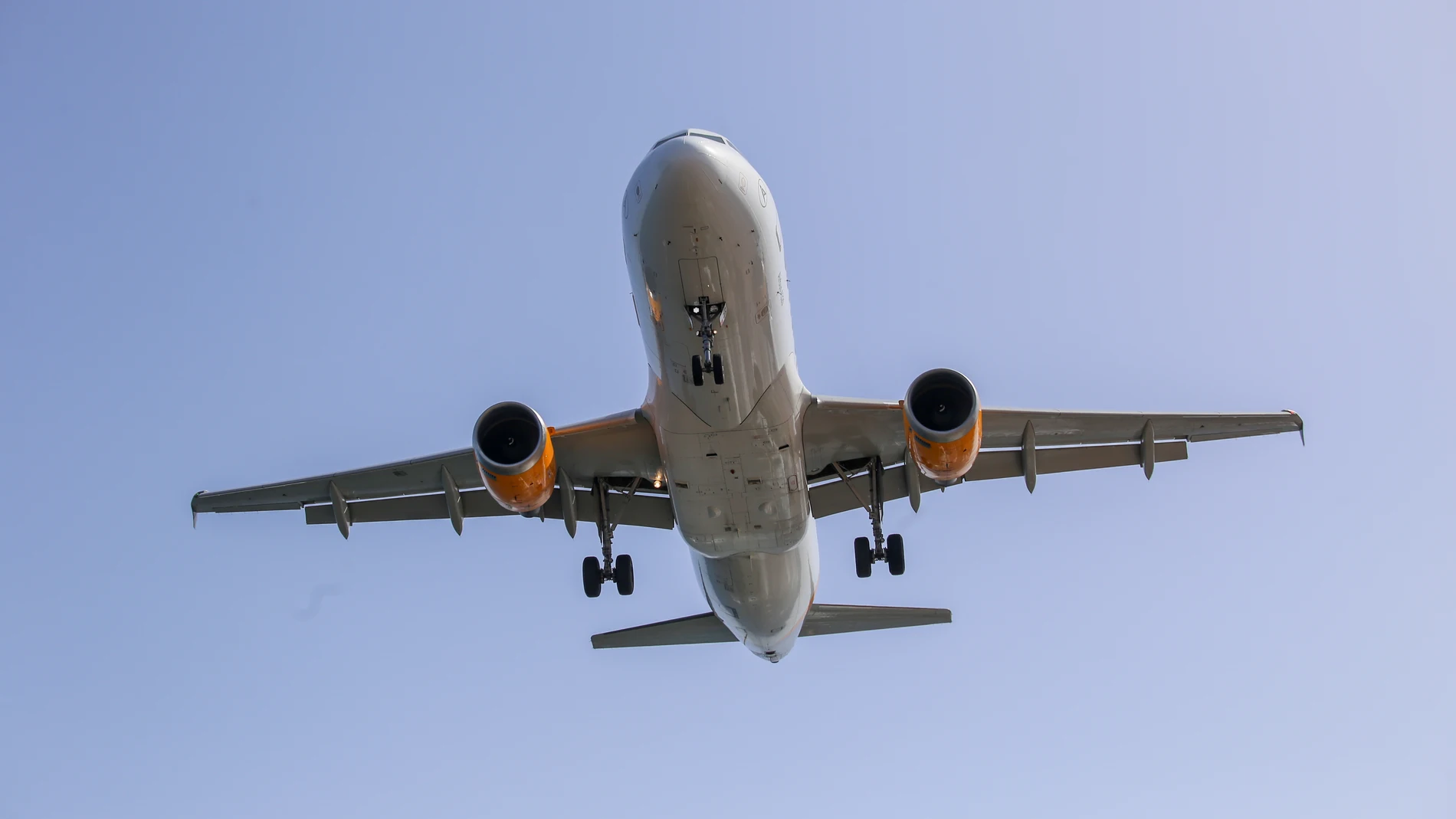 (Foto de ARCHIVO) August 15, 2023, Tías, Canary Islands, Spain: Tías, Spain, 15th August, 2023: A Vueling plane about to land at Lanzarote Airport during daily routine in Lanzarote, Spain, on August 15, 2023. Europa Press/Contacto/Alberto Brevers 15/08/2023 ONLY FOR USE IN SPAIN