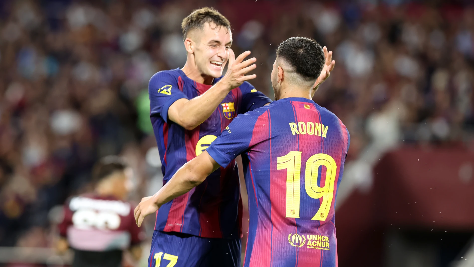 KOBE (JAPÓN), 27/07/2025.- El extremo del Barcelona Roony Bardghji celebra tras anotar el segundo gol del equipo con su compañero Marc Casadó (i) este domingo, durante el partido amistoso que disputan el Vissel Kobe y el FC Barcelona, en el Noevir Stadium Kobe (Japón). EFE/ Buddhika Weerasinghe